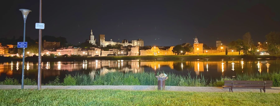Blick auf Avignon bei Nacht